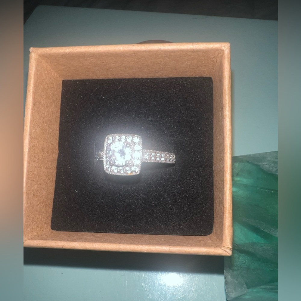 Elegant Vintage Art Deco Style Sterling Silver Ring with Clear CZ Gemstones - Picture 3 of 6